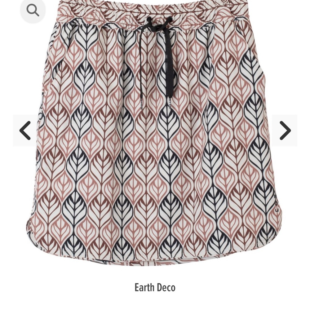 Kavu Black and White A-Line Smocked Skirt